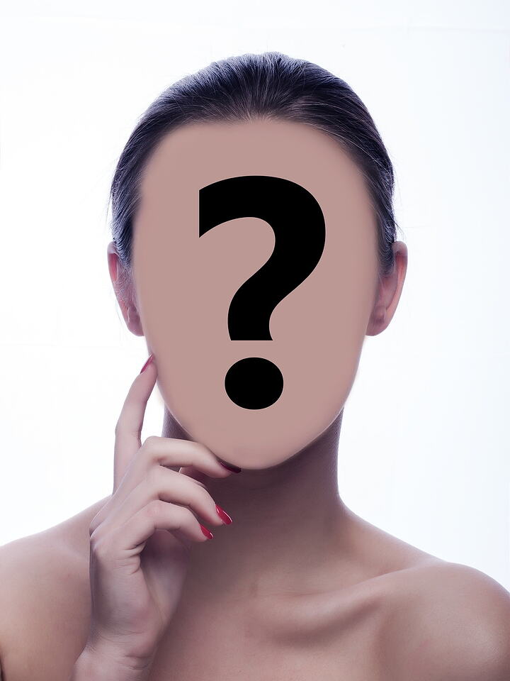 Portrait d'une femme dont le visage est occupé par un point d'interrogation